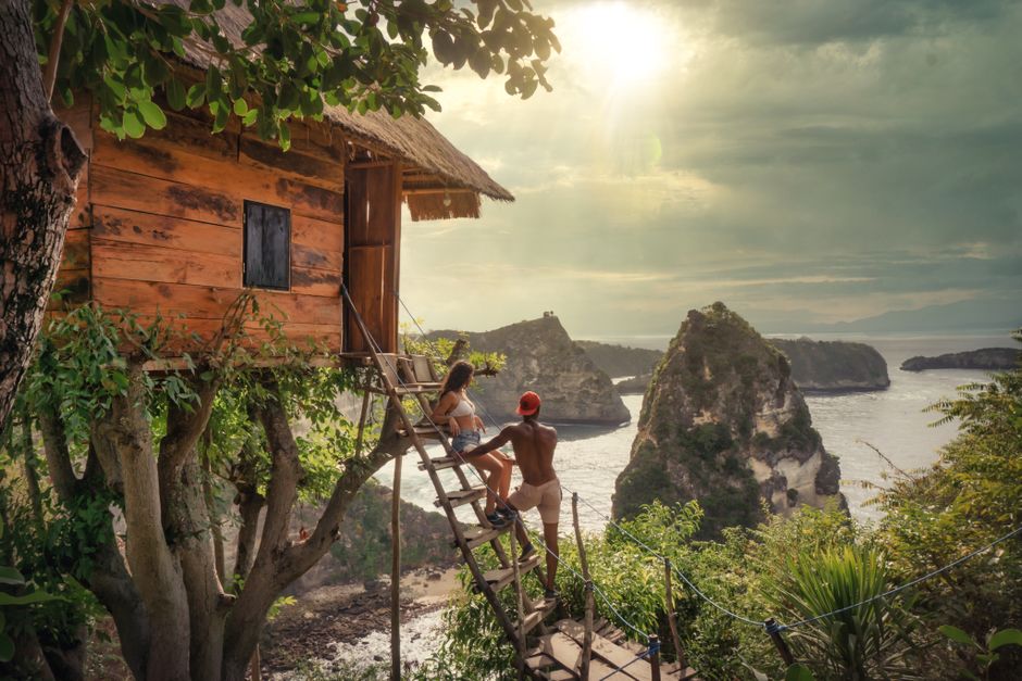 Par uživa u pogledu na ocean iz kućice na drvetu na Baliju